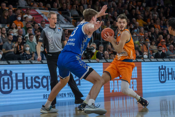 在此期间依 在此期间依